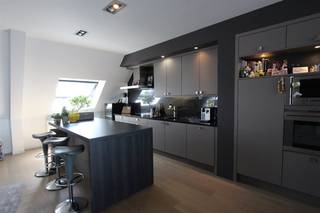 Altijd willen genieten van het prachtige Mechelen en wonen op een buitengewone locatie?Deze prachtige duplex loft te huur in Mechelen is zeer stijlvol ingericht met authentieke elementen en afgewerkt met kwaliteitsvolle materialen.Indeling:Gelegen op de 3de verdieping:- mooie leefruimte met parket en gashaard- luxe keuken met alle voorzieningen en ingebouwde Tv- aansluitende ruim privé terras van 30m² groot- apart toilet- bergruimte met alle voorzieningen voor was en droogkastvia de open trap kom je op de bovenste verdieping- 3 slaapkamers, waarvan 1 masterbedroom met terras- ruime badkamer in Engelse stijl met losstaand bad en aparte douche- maandelijkse gemeenschappelijke kosten zijn € 250 (provisie)Wat een luxe en dit op een toplocatie met zicht op de Sint-Romboutstoren!In 2018 werd een airco geplaatst in de leefruimte en de masterbedroom.Het gebouw is voorzien van een lift en 2 traphalen.Bij de huurprijs is een openstaanplaats voorzien in de garage van dit gebouw. Deze is toegankelijk met een badge systeem. De binnentuin is een oase van rust.Wil je een bezoek inplannen en dit gezellig appartement zelf ontdekken? Aarzel dan niet om een bezoekaanvraag in te dienen via Dewaele.com via de daar voorziene rode balk.