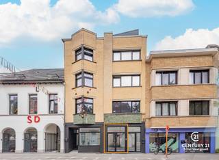 Retail/Office Space in a Prime Location in the Heart of Turnhout<br /><br />Just a stone’s throw from the Grote Markt in the bustling center of Turnhout, this excellently located retail or office space offers outstanding visibility and high foot traffic. Thanks to its central location, close to bus stops and within walking distance of the central station, this property is easily accessible for both customers and employees.<br /><br />The space is offered as a shell and can be fully finished to suit your own taste, style, and needs. This makes it perfectly suited for a wide range of uses, such as a retail store, office, practice space, showroom, or service-based business.<br /><br />At the rear, the property features a small courtyard, ideal as an outdoor space or for practical purposes. Additionally, there is a particularly spacious basement that can serve perfectly as a warehouse, archive, or extra storage space.<br /><br />A unique advantage is the option to purchase the spacious and luxurious triplex apartment located above. This allows you to effortlessly create the ideal combination of living and working in one prime location—a rare opportunity in the center of Turnhout.<br /><br />Are you looking for a commercial property or office space with an excellent location, numerous possibilities, and exceptional future potential? Then schedule a viewing today and discover for yourself the many possibilities this property has to offer.
