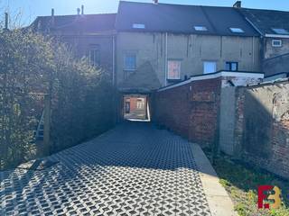 Op zoek naar een veilige plek om je wagen te stallen in het centrum van Wetteren? In de rustige, doodlopende Kattestraat bieden wij een...