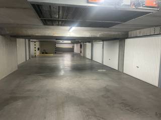 Zeer ruime garagebox te koopDeze ruime garagebox heeft een oppervlakte van ca. 18 m² (3,1 m x 5,7 m) en is ideaal voor het parkeren van een wagen...