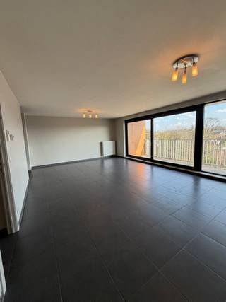 Appartement met 2 slaapkamers op de derde verdieping (er is een lift aanwezig). Op wandelafstand van winkels, scholen, openbaar vervoer...Indeling;...