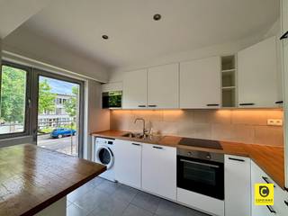 <h3><span>Instapklaar, vernieuwd 2-slaapkamerappartement met zonnige terrassen en garagebox op toplocatie</span><span><br />Op zoek naar een ruim en lichtrijk appartement waar rust, comfort en een uitstekende ligging samenkomen? Dan is dit charmante 2-slaapkamerappartement op de eerste verdieping van een kleinschalig gebouw zeker een bezoek waard.<br />Gelegen in een rustige, groene woonomgeving geniet u hier van het beste van twee werelden: een aangename woonkwaliteit én een uitstekende bereikbaarheid. Winkels, scholen, parken, sportfaciliteiten, horeca, openbaar vervoer en belangrijke invalswegen bevinden zich allemaal op korte afstand.</span></h3><h4><span>Ruime leefruimte met veel lichtinval en vernieuwde keuken</span><span><br />Via de inkomhal met vestiaire en parlofoon betreedt u de gezellige leefruimte van maar liefst 34 m². <br />Grote raampartijen zorgen voor een overvloed aan natuurlijk licht en bieden een aangenaam groen uitzicht. Authentieke details zoals de sierhaard, geven het appartement extra charme en karakter.<br />De vernieuwde open keuken sluit naadloos aan op de leefruimte en creëert een gezellige sfeer waarin koken en samenzijn perfect samengaan. <br />De praktische keuken beschikt over ruime werk- en opbergmogelijkheden en is uitgerust met een keramische kookplaat, dampkap, vaatwasser, koelkast, microgolfoven, oven, vriezer, anderhalve spoelbak en inclusief combi wasmachine. Vanuit de keuken heeft u directe toegang tot het terras alsook via de leefruimte.</span></h4><h4><span>Twee comfortabele slaapkamers</span><span><br />De slaapkamers van 10,5 m² en 14 m² bevinden zich aan de rustige achterzijde van het gebouw, wat garant staat voor optimale privacy en een goede nachtrust. Beide kamers beschikken over een handige nis voor een kledingkast of maatwerkoplossing. De ruime masterbedroom biedt bovendien toegang tot een eigen terras dat NW geörienteerd is.<br />De vernieuwde moderne badkameris voorzien van een lavabo met spiegelkast, douche en toilet.</span></h4><p><span>Een absolute troef zijn de terrassen aan zowel de voor- als achterzijde van het appartement. Zo kiest u op elk moment van de dag voor zon of schaduw. <br />Het ruime voorterras biedt meer dan voldoende plaats voor een loungehoek én een eettafel, ideaal om te ontspannen of gasten te ontvangen. Verder is er nog een kelder voor extra stockruimte.</span></p><p><span> </span></p><p><span>Garagebox</span></p><p><span>Er is een aparte garagebox aanwezig die verplicht is mee aan te huren. In de garagebox is er een water tappunt aanwezig. U betreedt de garagebox via de afzonderlijke poort naast de ingang van het appartement.</span></p><p><span> </span></p><p><span>Huurprijs en beschikbaarheid</span></p><p><span>Huurprijs: €1.050,00 / maand</span></p><p><span>Maandelijkse kosten: €110,00</span></p><p><span>Garagebox: €100,00/ maand (verplicht mee te huren)</span></p>