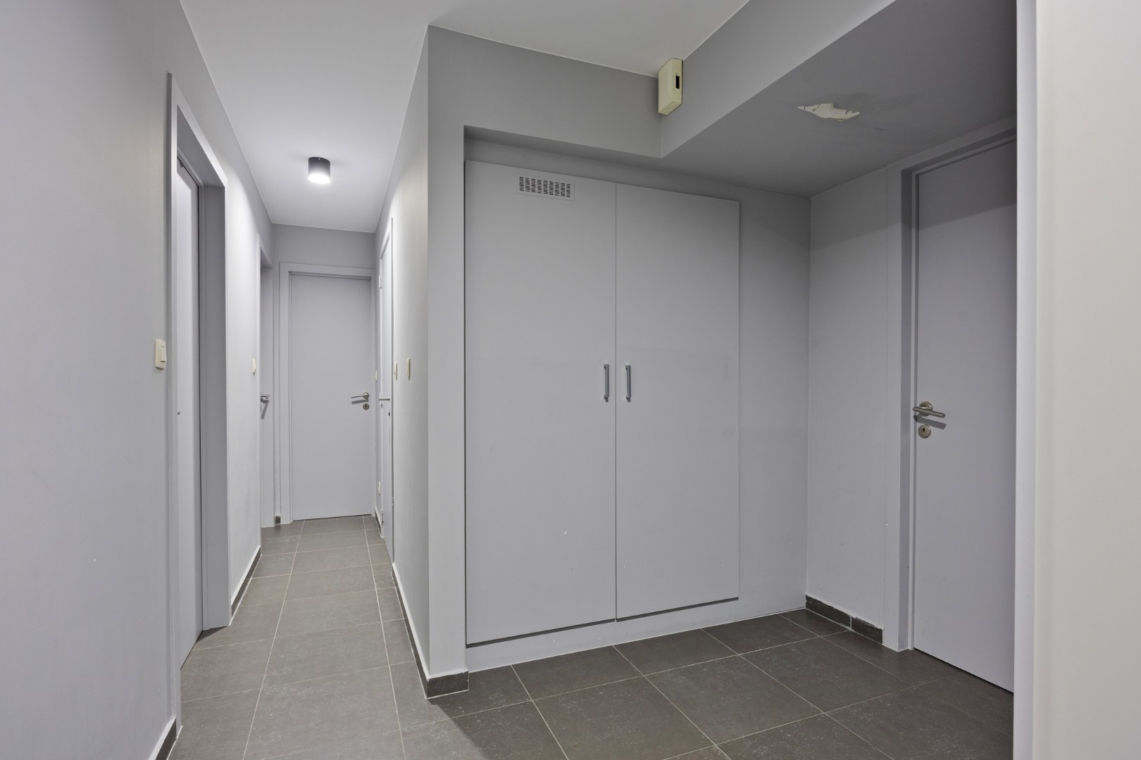 Ruim en instapklaar appartement met 2 slpk, 2 terrassen en garage nabij het centrum van Leopoldsburg - foto 2