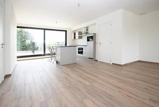 <strong>Recent appartement met lift en ruim terras op centrale locatie in Wijnegem!</strong><br /><br />Dit appartement gelegen op de tweede verdieping omvat een riante leefruimte met open keuken (43,5 m²), bergruimte, badkamer met inloopdouche, toiletruimte en één slaapkamer.<br /><br />Dit appartement heeft achteraan het gebouw een aangenaam zonneterras (14 m²).<br /><br />In de huurprijs zit het gebruik van een fietsenstalling en autostaanplaats aan de buitenzijde van het gebouw inbegrepen. Tevens heeft u een grote kelderberging te uwer beschikking die toegankelijk is met de lift.<br /><br />Maandelijkse kosten: € 80/maand (minuterie, lift en onderhoud van de gemeenschappelijke delen).<br /><br />Pluspunten:<br />* zeer energiezuinig<br />* recent appartement met veel lichtinval<br />* zonneterras<br />* airco<br />* centraal gelegen nabij openbaar vervoer, winkels, scholen en grote invalswegen<br /><br />Voor meer informatie of een afspraak ter plaatse, surf naar onze website www.vbvastgoed.be en klik op de groene knop "<strong>I</strong><strong>k ben kandidaat</strong>".