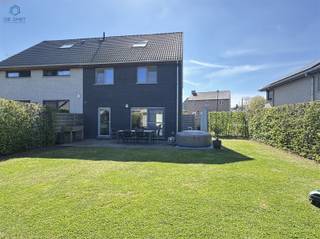 Rustig gelegen in het landelijke Michelbeke vindt u deze moderne halfopen woning van 2014. Dankzij de warmtepomp, zonnepanelen, vloerverwarming...