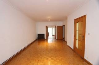 In deze praktische woning komt u via de inkomhal met apart toilet in de ruime living met aansluitend een keuken voorzien van gas kookvuur met...