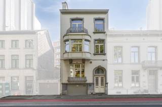 Het pand is een mooie combinatie van geschiedenis, klasse en authenticiteit – en biedt tegelijk tal van mogelijkheden voor wie op zoek is naar een exclusieve woonst of een combinatie van werken en wonen.Dit prachtige herenhuis kreeg een renovatie in 1995.Indeling:Het gebouw is momenteel ingericht als kantoor, maar de royale volumes, hoge plafonds en authentieke elementen vormen deze de perfecte basis voor een stijlvolle herbestemming.Troeven:-Garage -Keuken en badkamer aanwezig-Buitenruimte op zuidkantDankzij de solide structuur en gunstige indeling leent dit pand zich uitstekend voor diverse invullingen.Extra troef is de mogelijkheid tot aankoop van het kantoor gelegen aan de Leopoldstraat 9 te Mechelen dat achteraan het pand een toegang heeft en een mooie combinatie tussen werk en luxueus wonen kan zijn.Heeft u interesse in dit pand? Maak dan snel je afspraak met Dewaele vastgoed te Mechelen.