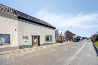 deze verder te renoveren woning in halfopen bebouwing bevindt zich in Breisem, een deelgemeente van Tienen. De woning biedt een gelijkvloers...