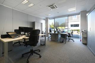 Business Center Adequat biedt een volledig ingerichte kantoorruimte van 56 m² aan, gunstig gelegen langs de Brusselsesteenweg in Melle. De...