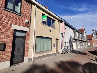 Deze gezellige woning met 2 slaapkamers, zonnepanelen en aangename stadstuin bevindt zich op een ideale ligging in Roeselare. Diverse...