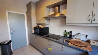 <p><span>In een kleine residentie van 5 units bieden wij u dit gunstig gelegen, groot gelijkvloers appartement met ca. 95m² bewoonbare oppervlakte en voorzien van 2 ruime slaapkamers (telkens ca. 15m²)</span></p><p><span>Het appartement is gerenoveerd in 2010 en beschikt over een E label B. Zo zijn onder meer de ramen in PVC met HR glas voorzien en is er een individuele cv installatie met condensatie ketel op gas (deze staat in de bijkeuken/wasberging)</span></p><p><span>Tevens beschikt het appartement over een individuele garagebox (bijkomend mee aan te kopen voor € 25 000) gelegen achter het gebouw (bereikbaar via de Heislagsebaan) met aanpalend een klein ingesloten zuidoostelijk georiënteerd tuintje van ca. 10m² </span></p><p><span>Verder is er een verharde parking vooraan zijnde individuele parkeerplaats voor het appartement mee aan te kopen voor €</span><span> 5 000.</span></p><p><span>Boek snel uw afspraak en kom zeker niet TE LAET!</span></p><p><span> </span></p>