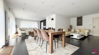 Bij ImmoFusion 7/7 “open huis”: klik op onze 3D-TOUR.<br />Ervaar vastgoed alsof je er zelf doorloopt!<br /><br />Welkom op de Beverlosesteenweg 408 in Beringen: een uitzonderlijk ruime en volledig instapklare woning met maar liefst 6 slaapkamers, 2 badkamers, garage voor 3 wagens én gelegen op een omheind perceel van maar liefst 2669m²! <br /><br />Deze eigendom biedt naast de royale woonoppervlakte van 420m² ook tal van mogelijkheden zoals dubbele bewoning of het creëren van een praktijkruimte aan huis. Mits goedkeuring van de gemeente is verkaveling zelfs mogelijk.<br /><br />Bij binnenkomst word je verwelkomd door een zeer ruime inkomhal die meteen de toon zet van de openheid en het comfort dat deze woning te bieden heeft. Er is voldoende ruimte voor vestiaire en het verwelkomt je in stijl.<br /><br />De leefruimte is een echte eyecatcher: deze zeer ruime living werd samen met de eetruimte en keuken volledig vernieuwd in 2015. Dankzij de open indeling vloeien deze ruimtes mooi in elkaar over, wat zorgt voor een moderne en gezellige sfeer. <br /><br />De eetkamer verbindt de keuken en woonkamer en geniet van veel natuurlijk lichtinval – perfect voor gezellige etentjes of familiebijeenkomsten.<br /><br />De keuken is ruim en praktisch ingedeeld met voldoende ruimte voor een eettafel. Volledig vernieuwd in 2015, uitgerust met moderne toestellen en veel kastruimte, vormt dit het hart van het huis.<br /><br />Verder beschikt deze woning over 6 slaapkamers – waarvan 3 op het gelijkvloers en 3 op de bovenverdieping – ideaal voor grote gezinnen, co-housing of thuiswerk.<br /><br />De woning telt ook 2 comfortabele badkamers, elk met bad, douche en dubbele lavabo. Er is een toilet op elke badkamer – zowel boven als beneden.<br /><br />Buiten geniet je van een enorme, volledig omheinde tuin. Met een perceeloppervlakte van 2669m² biedt dit alle ruimte om te ontspannen, te tuinieren of voor kinderen en huisdieren om veilig te spelen.<br /><br />De garage biedt plaats voor 3 wagens en er is bovendien voldoende parkeergelegenheid op eigen terrein.<br /><br />Wat deze eigendom écht uniek maakt is de opdeling in 2 aparte woonheden met aparte ingangen – ideaal voor een kangoeroewoning.<br /><br />Tot slot is de ligging uitstekend: centraal en vlot bereikbaar, met winkels, scholen en invalswegen in de nabijheid.<br /><br />Pluspunten:<br />- Volledig instapklaar<br />- 6 ruime slaapkamers<br />- 2 vernieuwde badkamers (met bad en douche)<br />- Garage voor 3 auto's<br />- Perceel van 2669m² – volledig omheind<br />- Woningoppervlakte van 420m²<br />- Mogelijkheid tot dubbele bewoning of praktijkruimte<br />- Verkavelbaar perceel (mits toestemming gemeente)<br />- Centrale ligging met uitstekende bereikbaarheid<br /><br />Voor een bezichtiging ter plaatse of meer info, bel ons op 078/78.78.70, of kom gewoon binnen op ons kantoor – steeds welkom!