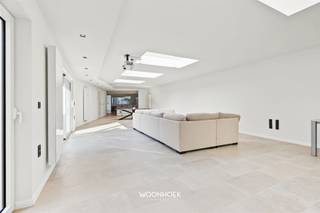 <p>APPARTEMENT DE LUXE MODERNE À SINT-GILLIS-WAAS, D'UNE SUPERFICIE EXCEPTIONNELLE (241 m²)</p><p>Cette impressionnante propriété située à Sint-Gillis-Waas offre une combinaison unique d’espace, de luxe et de fonctionnalité. Avec une surface utile de 241 mètres carrés, ce bien représente une opportunité rare sur le marché immobilier.</p><p>AGENCEMENT ET ESPACE</p><p>L'appartement dispose de trois chambres spacieuses et de deux salles de bains aux finitions luxueuses. L'agencement en plan ouvert crée une sensation d'espace infini et permet des transitions fluides entre les différents espaces de vie. Les très hauts plafonds et les grandes baies vitrées garantissent un apport maximal de lumière et un cadre de vie agréable.</p><br /><hr /><p>CUISINE ET SALLE À MANGER</p><p>La cuisine intégrée est l’un des véritables points forts de ce bien. Équipée d’appareils électroménagers haut de gamme et dotée d’une impressionnante crédence en marbre avec un éclairage raffiné, cette pièce allie style et fonctionnalité. L'îlot de cuisine avec coin repas constitue un lieu de vie idéal pour la famille. Adjacent à cet espace de cuisine moderne se trouve un spacieux coin repas.</p><p>SALON</p><p>Le salon offre suffisamment d’espace pour accueillir des canapés et se divertir. Les lucarnes installées dans certaines parties de l’appartement laissent entrer une lumière naturelle spectaculaire et créent une atmosphère aérée et ouverte.</p><br /><hr /><p>SALLES DE BAINS</p><p>Les deux salles de bains ont été conçues comme de véritables spas de luxe. Avec leurs finitions en marbre, leurs élégants lavabos doubles rehaussés de touches de bois et leur robinetterie moderne, elles offrent un confort et un raffinement ultimes. Une baignoire îlot trône au cœur de la salle de bains principale.</p><p>EXTRAS</p><p>Le local de rangement (109 m²) offre une place de parking sécurisée ou un espace de rangement. Le logement dispose de systèmes de rangement intégrés modernes et est équipé de toutes les commodités et dispositifs de sécurité contemporains.</p><br /><hr /><p>EMPLACEMENT</p><p>Sint-Gillis-Waas est un emplacement très prisé, doté d’excellentes infrastructures et de liaisons vers les régions environnantes.</p><p>Cette propriété représente une opportunité exceptionnelle pour ceux qui recherchent le luxe, l’espace et la qualité dans un seul et même bien.</p>