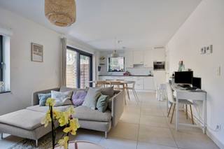 Immeuble récent à vendre dans sa totalité comprenant : 5 appartements de deux chambres (83m²) avec terrasse et un appartement d'une chambre...