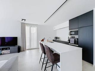 Recent appartement, op de 1ste verdieping, in een gebouw met lift, gelegen in het centrum van Kasterlee. Dit appartement beschikt tevens over een autostaanplaats en kelderberging.<br /><br />Indeling appartement; <br />- inkomhal<br />- 2 slaapkamers<br />- leefruimte met veel lichtinval door de grote ramen.<br />- open ingerichte keuken met oven, microgolf, inductievuur, vaatwasser en ijskast <br />- berging<br />- badkamer met inloopdouche en dubbel lavabomeubel<br />- apart toilet<br />- terras aan de woonkamer aan de achtergevel<br /><br />Ondergronds beschikt dit appartement over;<br />- autostaanplaats nr 16<br />- kelderberging nr 11<br /><br />De verwarming gebeurt met behulp van een collectieve warmtepomp en vloerverwarming. <br />De verwarming en het waterverbruik zijn gemeenschappelijk, deze zitten inbegrepen in de gemeenschappelijke kosten. <br /><br />In de kelder is er tevens een gemeenschappelijke fietsenstalling.
