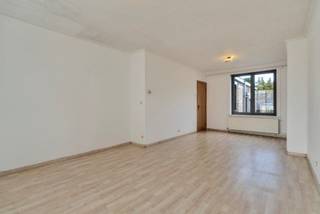 Deze verzorgde halfopen bebouwing is gelegen in een rustige, doodlopende straat op korte afstand van het centrum van Veurne. Dankzij deze ligging geniet u van zowel rust als een vlotte bereikbaarheid.<br /><br />De woning beschikt over drie slaapkamers, een volledig vernieuwde badkamer (2017) en een droge kelder. Daarnaast biedt de zolder extra opslagruimte. De ramen werden in 2015 gedeeltelijk vernieuwd en zijn voorzien van dubbele beglazing.<br /><br />Naast de woning bevindt zich een ruime garage met plaats voor een wagen en fietsen, met directe toegang tot de aangename tuin.<br /><br />De woning verkeert in uitstekende staat en is volledig instapklaar. Zo werd recent nog een nieuwe keuken geplaatst, werden alle ruimtes opnieuw geschilderd, werd de gasinstallatie juist gekeurd en is de elektriciteit conform. <br /><br />Meer info of een bezoek? Contacteer ons.