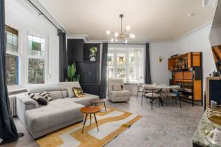 <p><span><strong>Authentieke interbellumvilla aan zee</strong></span></p><p><span>In Westende-Bad, vlak bij de vernieuwde zeedijk, bevindt zich Villa des Roses, het voormalige Villa Hotel Isba. Dit karaktervolle pand uit het interbellum (1919-1930) ademt geschiedenis en charme, met prachtige authentieke elementen zoals een indrukwekkende trappenhal, glas-in-loodramen, visgraatparket en een sfeervolle open haard.</span></p><p><span>De keuken en leefruimte werden gerenoveerd met respect voor het oorspronkelijke karakter.</span></p><p><span>Het gelijkvloers omvat een inkomhal, bar, keuken en ruime leefruimte. Op de eerste en tweede verdieping bevinden zich telkens drie slaapkamers, elk met een eigen badkamer. De eerste verdieping beschikt bovendien over een apart toilet op de overloop.</span></p><p><span>Op niveau -1 vindt u de volledig ingerichte voormalige hotelkeuken, twee toiletten en diverse bergings- en ontspanningsruimtes.</span></p><p><span>De villa beschikt over een tuin rondom, een tuinhuis, verwarming op aardgas en uitschuifbare brandtrappen aan de buitenzijde. De meeste ramen beschikken over dubbele beglazing; de ramen op de bovenste verdiepingen werden vernieuwd.</span></p><p><span>Dankzij de indeling en de ligging biedt dit pand tal van mogelijkheden als karaktervolle woning, B&B of hotel, mits de vereiste stedenbouwkundige toelatingen.</span></p><p><span>Strand, zeedijk, winkels, restaurants en kusttram bevinden zich op wandelafstand. Een unieke opportuniteit voor wie droomt van een charmant pand aan de Belgische kust!</span></p><p><span><strong>Interesse?</strong> Contacteer Roets Vastgoed voor meer informatie of een bezoek.</span></p><p><span>0470 34 20 25 | </span><span>karel@roetsvastgoed.be</span></p>