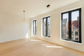 Stijlvol nieuwbouwappartement met één slaapkamer en terras te hartje Antwerpen!<br /><br />In een kleinschalig en modern nieuwbouwproject (bouwjaar 2026) stellen we dit prachtig afgewerkte éénslaapkamerappartement voor, waar comfort, licht en kwaliteit centraal staan.<br /><br />Bij het binnenkomen valt meteen de ruime en lichtrijke leefruimte op, afgewerkt met een warme parketvloer die doorloopt door het volledige appartement. De open keuken is uitgerust met moderne toestellen en sluit mooi aan bij de leefruimte, wat zorgt voor een aangenaam open en eigentijds woongevoel.<br /><br />De ruime slaapkamer (14m2) geeft rechtstreeks toegang tot het terras van ca. 6m2, een aangename buitenruimte waar je in alle rust kan genieten. <br />De badkamer is stijlvol en hedendaags ingericht met een ruime inloopdouche voorzien van regendouchekop en een dubbele lavabo. Daarnaast is er in de gang een apart gastentoilet voorzien.<br /><br />Kelderberging apart bij aan te kopen aan 3.500 Euro excl. BTW.<br /><br />Belangrijkste troeven:<br />- Bouwjaar 2026 met kwalitatieve afwerking<br />- EPC (A-label) – energiezuinig<br />- Kleinschalig gebouw met 5 units<br />- Aparte meters voor nutsvoorzieningen<br />- Gemeenschappelijke fietsenstalling aanwezig<br /><br />Aankoop onder het BTW-stelsel van 21%. 72m² bewoonbare oppervlakte (cfr EPC).<br />Wenst u een bezoek of meer informatie? Dan kan u ons steeds contacteren via info@dvarealestate.be of via 03/297.00.00.