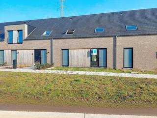 KOM NAAR DE KIJKDAG OP ZATERDAG 22 FEBRUARI VAN 11 tot 15 uur !<br />Deze woning wordt gebouwd in het vernieuwend woonproject ‘Roobaertpark’, een rustige buurt die vernieuwend groen, open en verkeersarm is ingericht aan de rand van het stad. De woning is aangesloten op het stadswarmtenet, waardoor je niet meer afhankelijk bent van fossiele brandstoffen zoals aardgas!<br />Deze woning staat ruwbouw-winddicht momenteel en kan tamelijk snel instapklaar gemaakt worden.<br />Lot 25 is een gesloten bebouwing op een grondoppervlakte van 232 m² en wordt achteraan ontsloten door een tuinpad. De tuinomheining met poortje is inbegrepen, net als je eigen parkeerplaats.  GELIJKVLOERS: inkom, wc,  ruime en brede living, open keuken met eiland, ruime berging, ruime fietsenberging. EERSTE VERDIEPING:  3 ruime slaapkamers, 1 kinderkamer, ingerichte badkamer met inloopdouche en dubbele lavabo, aparte wc, stapelzolder. Leuke grote tuin. Doodlopende straat met groenzone, kindvriendelijke omgeving. Deze woning wordt aangeboden met ingerichte badkamer, bevloering, zonnepanelen en  vloerverwarming. <br /><br />Prijs excl. btw en kosten. Voor meer info bel 09 280 60 60 of mail naar info@durabrik.be<br />Download de brochure op https://durabrik.immo/roeselare-honzebroekstraat |<br />Bezoek onze kijkwoning ter plaatse. Een afspraak maken kan via https://www.durabrik.be/nl/kijkwoningen/roeselare-honzebroekstraat<br /><br />* Afbeeldingen en oppervlaktes zijn indicatief.