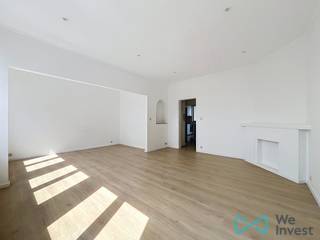 Tel.: 0456 12 69 37 / E-mail: kilian.f@weinvest.be<br /><br />We Invest biedt u exclusief dit prachtige en lichtrijke appartement met één slaapkamer aan, gelegen vlak bij de begraafplaats van Elsene en alle voorzieningen (openbaar vervoer, winkels, parken, enz.).<br /><br />Het appartement is gelegen op de 3e verdieping van een klein gebouw zonder lift, maar met een goederenlift, en is als volgt samengesteld: een inkomhal, een volledig uitgeruste keuken met toegang tot een balkon aan de achterzijde, een slaapkamer van 14 m², een douchekamer met toilet en een lichtrijke leefruimte met zuidoostelijke oriëntatie.<br /><br />Huurprijs: € 1.200<br />Kosten: € 50 (gemeenschappelijke kosten)<br />EPC: G<br />Onmiddellijk beschikbaar! Huurovereenkomst van 3 jaar.<br /><br />Wacht niet langer om een bezoek in te plannen! Ontdek ook onze andere exclusieve panden op www.weinvest.be.