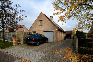 In een rustige en kindvriendelijke woonwijk in Poelkapelle vind je deze warme, alleenstaande woning – een plek waar comfort en gezelligheid hand...