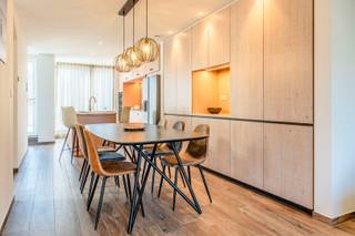 <strong>Welkom op Lage Kaart 397, Brasschaat!</strong><br /><br />In Brasschaat, de groenste gemeente van Antwerpen, presenteren wij deze uitzonderlijke woon- en werkwoning die opvalt door haar karakter, hoogwaardige materialen en de nieuwste technieken. Ideaal voor expats, zelfstandigen en professionals die wonen en werken willen combineren op één toplocatie.<br /><br />We betreden de woning via een r<strong>uime inkomhal (± 5 m²) </strong>met ingebouwde kasten. Rechts bevindt zich <strong>een kantoorruimte of slaapkamer (± 8 m²) </strong>met <strong>een privé douchekamer en toilet (± 2,61 m²)</strong>. Aansluitend is er een <strong>privé tuintje met berging.</strong><br /><br />Op het gelijkvloers is bovendien een <strong>technische ruimte (± 12,20m²) </strong>voorzien met <strong>aansluitingen voor wasmachine, droogkast en warmtepomp.</strong> De woning beschikt over <strong>een lift (1.5 x 1.7m²) </strong> waardoor alle verdiepingen vlot en comfortabel bereikbaar zijn.<br /><br />Op de <strong>eerste verdieping </strong>vinden we een <strong>open en lichtrijke leefruimte </strong>bestaande uit een volledig <strong>uitgeruste keuken (± 13 m²) </strong>met kookeiland, een <strong>eetruimte (± 7,31 m²)</strong> en een <strong>leefruimte (± 23,67 m²). </strong>Deze verdieping geeft toegang <strong>tot een terras, </strong>deels overdekt (± 1,70 m²) en deels open (± 11 m²). Daarnaast is er een <strong>apart gastentoilet.</strong><br /><br /><strong>De bovenste verdieping </strong>is ingericht als <strong>privé slaapverdieping.</strong> Via een <strong>ruime nachthal (± 10 m²) </strong>bereiken we de <strong>master bedroom (± 14 m²)</strong> met een aansluitende <strong>dressing (± 4,5 m²)</strong> en een <strong>badkamer (± 4,4 m²)</strong> met douche en dubbele lavabo. Ook hier is er <strong>een apart toilet.</strong><br /><br />En dan is er nog die extra plus die het verschil maakt:<strong> een afzonderlijke garagebox, </strong>veilig en gemakkelijk bereikbaar. Ideaal voor uw wagen, fietsen of extra opslag — comfort dat in het dagelijkse leven onmisbaar is.<br /><br />Een energiezuinige, stijlvolle en toekomstgerichte woning op een absolute topligging in Brasschaat, waar wonen en werken perfect samenkomen.<br /><br /><strong>Technisch:</strong><br />- EPC: 112 kWh/m2jaar, label B<br />- Direct beschikbaar<br /><br /><strong>Kosten:</strong><br />- Huur: €2 125/maand<br />- Nutsvoorzieningen : €375/maand<br />- 3 maanden huurwaarborg<br />- Plaatsbeschrijving: elke partij betaalt de helft<br /><br />Zelden komt wonen en werken zo stijlvol samen. Mis deze kans niet en ontdek deze<strong> uitzonderlijke “Casa Batlló”  te Brasschaat </strong>met alle hedendaagse comfort en technieken.  Maak vandaag nog uw afspraak <strong>via 03 369 70 33.</strong>