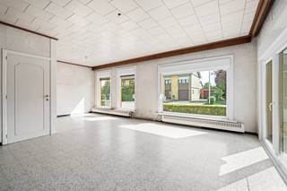 [[ DIT PAND NEEMT DEEL AAN DE ERA OPEN HUIZEN DAG OP 19/9 VAN 14:30 TOT 15:30 ]]
<p>Op zoek naar een bungalow met potentieel op een uiterst rustige locatie? Maak kennis met deze bungalow gelegen in de Pelikaanlaan 1 in Zelzate.</p>

<p>Deze woning biedt dankzij haar gelijkvloerse indeling en rustige ligging een uitstekende basis voor wie op zoek is naar een comfortabele thuis die volledig naar eigen smaak kan worden gemoderniseerd.</p>

<p>De bungalow beschikt over 3 slaapkamers, waardoor er voldoende ruimte is voor een gezin, een bureau of hobbyruimte. De praktische indeling maakt de woning bovendien bijzonder geschikt voor wie graag alle leefruimtes op één niveau heeft.</p>

<p>Een belangrijke troef is de inpandige garage, die niet alleen zorgt voor veilig parkeren, maar ook extra bergruimte en praktische mogelijkheden biedt.</p>

<p>De woning dient gemoderniseerd te worden, maar biedt hierdoor net de kans om een woning te creëren die volledig aansluit bij uw eigen woonwensen en stijl.<br /><br /><strong>Troeven</strong></p>

<ul><li><strong>Uiterst rustige ligging</strong></li><li><strong>Inclusief zonnepanelen</strong></li><li><strong>Bungalow met alles op één niveau</strong></li><li><strong>3 slaapkamers</strong></li><li><strong>Voldoende parkeergelegenheid</strong></li><li><strong>Inpandige garage</strong></li><li><strong>Interessant renovatie- en moderniseringspotentieel</strong></li><li><strong>Ideale basis voor wie een woning volledig naar eigen smaak wil inrichten</strong></li></ul>

<p><strong>UW DROOMWONING? ZO GEVONDEN!</strong></p>