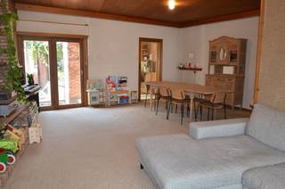 Tijdloze, charmante woning met bijzonder veel potentieel en een atelier/garage: ideaal voor zelfstandige of als hobby - Indeling: gelijkvloers: inkom, leefkeuken, ruime living in L-vorm, kelder, atelier en garage - binnenplaats - 1ste verdieping: 3 slaapkamers en badkamer met douchecel, toilet en lavabo - 2de verdieping: nachthall, slaapkamer 4 en zoldertje - grondoppervlakte 294 m2