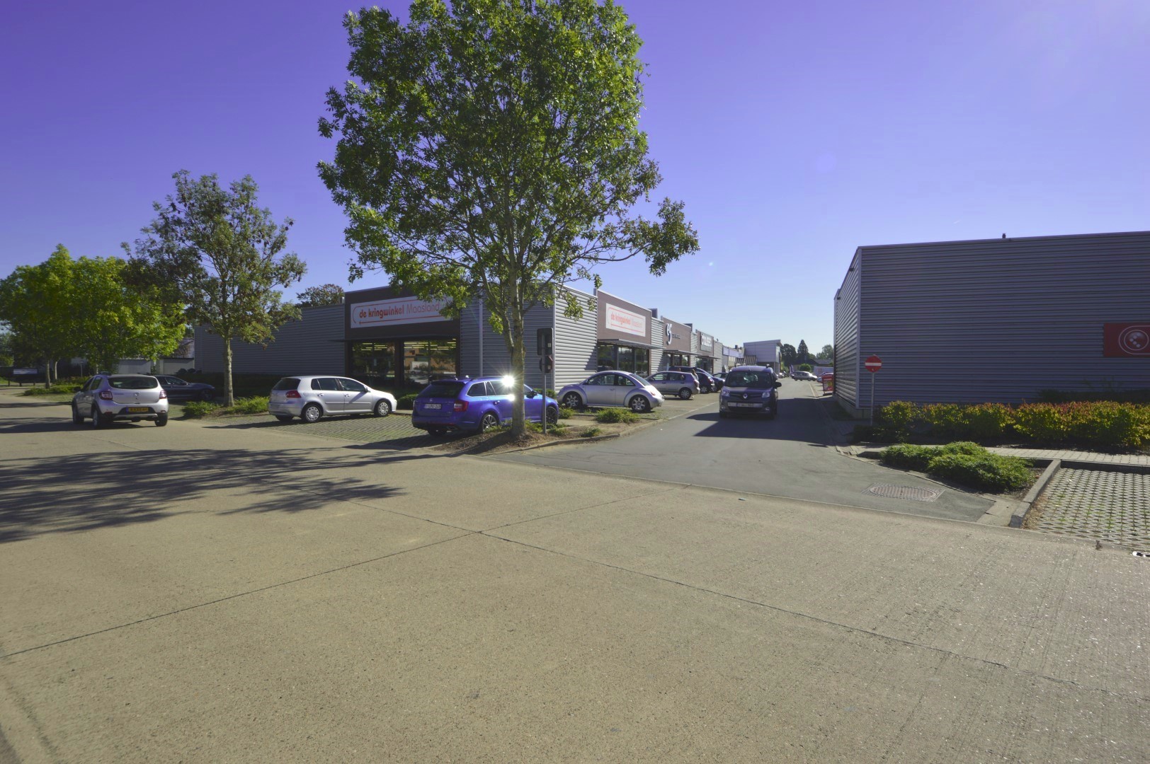 MODERN COMMERCIEEL GEBOUW MET GEMEENSCHAPPELIJKE PARKING - foto 3