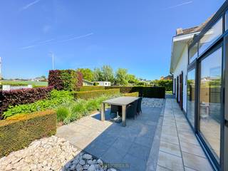 <p>Villawoning met <strong>VLOTTE BEREIKBAARHEID</strong> en <strong>IDEALE MOGELIJKHEDEN</strong> voor een <strong>VRIJ BEROEP, PRAKTIJKRUIMTE, NAGELSTUDIO OF HOME-OFFICE</strong>. Dankzij de <strong>GELIJKVLOERSE BUREAURUIMTE</strong> is deze woning perfect geschikt voor wie <strong>WONEN EN PROFESSIONEEL GEBRUIK</strong> wil combineren zonder aan comfort in te boeten. De royale indeling omvat onder meer een lichtrijke leefruimte met aanpalende veranda, een grote keuken met praktische bergruimte en douche, en een grote, inpandige garage met keldertoegang. Op de verdieping <strong>ZORGEN VIER SLAAPKAMERS</strong>, een badkamer, apart toilet en een POLYVALENTE RUIMTE VOOR TAL VAN INVULLINGEN, zowel privé als professioneel. De <strong>ZONNIGE TUIN MET TERRAS</strong> vormt een aangename buitenruimte, terwijl u een <strong>DUBBELE TOEGANG LANGS TWEE STRATEN</strong> heeft. Deze karaktervolle eigendom biedt een <strong>UNIEKE KANS VOOR VRIJ BEROEP, ZELFSTANDIGEN OF GEZINNEN</strong>.</p>
<br /><br />Adres: Nieuwstraat 28 te Sint-Maria-Lierde (Lierde)<br /><br /><span>G-score + P-score A. Geen renovatieverplichting van toepassing.</span>