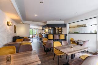 Deze ruime en verzorgde open bebouwing werd gebouwd in 1969 en volledig verbouwd (2021) tot een woning- en een horecagedeelte. Het domein met...