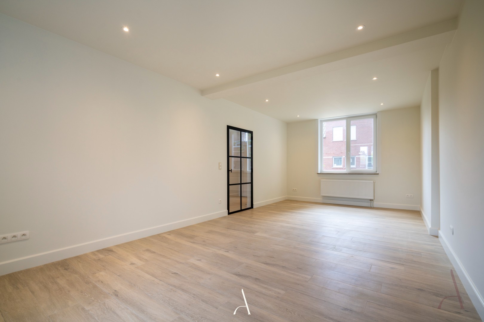 Volledig gerenoveerde stadswoning van 269 m² met 6 slaapkamers en carport in het centrum van Maaseik - foto 4