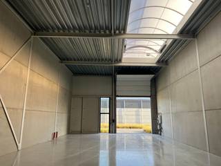 Strategisch gelegen nieuwbouw KMO-unit van 210 m² te huur op de voormalige site van "Genk Hout" op de industriezone Genk-Noord en vlakbij op- en...