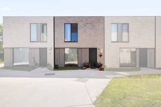 OPENDEURDAG op zaterdag 01/08/2026 tussen 9u en 12u!<br /><br />Deze recente, energiezuinige woning ligt in het pittoreske Stene-dorp te Oostende! <br />Deze ruime gezinswoning biedt alle comfort die je kan wensen. Je beschikt over drie gezellige slaapkamers, waarvan één zeer ruime slaapkamer, ideaal voor een gezin, met kinderen, een thuiskantoor of hobbyruimte. In de ruime woonkamer staat de volledig uitgeruste keuken centraal te pronken. Op die manier worden de zitruimte en eetplaats mooi van elkaar gescheiden. Vanuit de zithoek krijg je toegang tot de zonnige tuin met terras, perfect voor ontspannende avonden met familie of vrienden. <br />Er is eveneens een uitweg achteraan de tuin!<br />De moderne badkamer is voorzien van alle comfort. <br />Parkeren doe je op de privéparkeerplaatsen die inbegrepen zitten in de prijs, op die manier is je parkeerplaats verzekerd. <br />Gelegen in een rustige, maar centrale omgeving, geniet je van het beste wat Oostende te bieden heeft: winkels, scholen, openbaar vervoer en het sportpark 'de Schorre' liggen allemaal binnen handbereik.<br />Deze instapklare woning is met veel zorg afgewerkt en straalt een warme, uitnodigende sfeer uit. <br /><br />Dit is een unieke kans om te wonen in een hedendaagse woning die comfort, ruimte en een uitstekende ligging combineert. <br />Met zijn A-label is dit een woning dat klaar is voor de toekomst.<br />Aarzel niet om contact met ons op te nemen voor een bezichtiging! <br /><br />Meer informatie of een bezoek?<br />Mail naar kris.bauwens@albert.immo of bel 0470/51 04 09