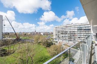 <ul>
<li>Dit <strong><u>gemeubeld</u> </strong>recent (2018) appartement heeft een prachtig open zicht op het 6<sup>e</sup> verdiep.</li>
<li>Het appartement is zeer centraal gelegen en slechts op enkele stappen verwijderd van de winkelstraten, station, strand, Maria Hendrikapark, ...<br /><u>Indeling:</u> inkomhal, leefruimte met open keuken, een ruim zonneterras, volwaardige slaapkamer, badkamer, toilet en een berging. </li>
<li><u>Kenmerken:</u> Zeer gunstige EPC score en een conforme elektrische keuring, vuilnislokaal en een fietsenberging aanwezig.</li>
<li>Vrij vanaf <u><strong>1 november 2026 </strong></u></li>
<li>Provisie <strong>70 EUR/maand</strong> algemene kosten.</li>
</ul>