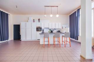 On the second floor is this apartment, located in Minderbroedersrui in Antwerp, between Sint-Paulusstraat and Lange Koepoortstraat. The location...