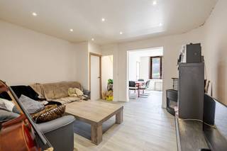 <p><span>Deze instapklare woning, gerenoveerd in 2016, combineert ruimte, comfort en een goede ligging. Met een bewoonbare oppervlakte van 119m² is er meer dan voldoende plaats voor het hele gezin. </span></p><p><span> </span></p><p><span>De woning bevindt zich op wandelafstand van winkels, scholen en het openbaar vervoer, waardoor u geniet van een vlotte verbinding en alle voorzieningen binnen handbereik. </span></p><p><span> </span></p><p><span>Binnenin vindt u een ruime en lichtrijke leefruimte die uitnodigt tot gezellig samenzijn. De aangrenzende keuken is praktisch ingericht en vormt het hart van de woning. Er zijn drie volwaardige slaapkamers. De badkamer is voorzien van een wastafel, ligbad en toilet. Daarnaast beschikt de woning ook nog over een kelder.</span></p><p><span> </span></p><p><span> Mis deze kans niet om eigenaar te worden van een goed onderhouden woning op een toplocatie! </span><span>Voor meer informatie en/of een bezoek, contacteert u Wout van Immo Zone op het nummer 0479/ 18. 38. 35.</span></p><p><span> </span></p><p><span> </span></p>