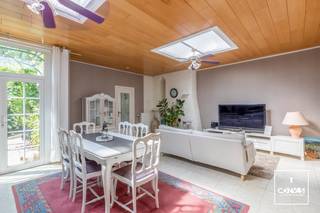 Deze ruime woning met <strong>vier slaapkamers</strong>, <strong>drie badkamers</strong> en een <strong>aangename tuin</strong> is gelegen in het centrum van Melle. <br /><br />Bij het binnenkomen kom je eerst in het voormalige handelsgedeelte. Deze <strong>veelzijdige ruimte</strong> is ideaal als extra woonruimte, praktijkruimte of voor een zelfstandige activiteit. Verder is er de ruime woonkamer met toegang tot de verschillende woongedeeltes. Aansluitend is er de volledig voorziene keuken met keukenberging en een eerste badkamer.<br /><br />Zowel vanuit de woonkamer als de keuken heb je toegang tot verrassend ruime, <strong>volgroeide tuin</strong> met tuinhuis. Hier geniet je in alle <strong>rust </strong>van het <strong>groen </strong>en de <strong>privacy</strong>.<br /><br />Op de eerste verdieping bevinden zich twee volwaardige slaapkamers en een badkamer. De tweede verdieping biedt nog een badkamer, een derde slaapkamer en een heel ruime slaapkamer met mezzanine, ideaal voor extra slaapruimte, bureau of hobbyruimte.<br /><br />Verder wordt de woning gekenmerkt door haar <strong>uitstekende ligging</strong> vlakbij het dorpsplein en een vlotte bereikbaarheid zowel met de wagen (R4, E40, N9) als de fiets met vlakbij ook de trekweg langs de Schelde.<br /><br />De woning is <strong>instapklaar</strong>, tegelijk is er ruimte om ze verder op te frissen en te moderniseren naargelang de eigen smaak en woonwensen.<br /><br />Interesse in deze ruime en goedgelegen woning met tuin? <strong>Contacteer Gijs</strong> voor een bezoek via gijs@convas.be of 0492 84 48 24 (telefonisch of via Whatsapp).