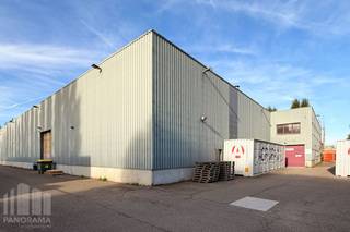 Op een vlot bereikbare locatie in Ternat, op korte afstand van de E40, bevindt zich deze functionele bedrijfsruimte met een totale oppervlakte van +/- 715 m², bestaande uit opslag- en kantoorruimte.<br /><br />De <strong>opslagruimte omvat +/- 348 m²</strong> en beschikt over een vrije hoogte van 3,20 m. De ruimte is toegankelijk via 2 sectionale poorten van (3,00 m x 3,00 m) en 1 sectionaalpoort van (4,50 m B x 3,00 m H).<br /><br />Op de verdieping bevindt zich nog een <strong>mezzanine van +/- 217 m²</strong>, bereikbaar via een trap, aangevuld met <strong>+/- 150 m² kantoorruimte</strong>.<br />Hierdoor biedt het pand een praktische combinatie van opslag, logistiek en kantoorfuncties.<br /><br />Rondom het gebouw zijn verharde stroken aanwezig waar privatieve parkeergelegenheid beschikbaar is.<br /><br />Dankzij de <strong>ligging nabij de E40</strong> geniet het pand van een <strong>uiterst goede verbinding richting Brussel, Gent en Aalst</strong>.<br /><strong>Onmiddellijk beschikbaar.</strong><br /><br />Aarzel niet en contacteer <strong>PANORAMA B2B</strong> voor bijkomende inlichtingen, plannen of een vrijblijvend plaatsbezoek <strong>0477 07 30 30</strong>.