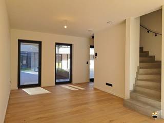 <p><span>Hoogafgewerkte woning met 3 slaapkamers en een mooie terras van 33 m².</span><span><br /><br />Pal in het centrum realiseert de promotor Helico nv een hoogkwalitatief woonproject.<br />Deze locatie werd geselecteerd gezien de centrale ligging. Al hetgeen een mens nodig<br />heeft doet zich op wandelafstand voor. Denken we maar aan winkels, openbaar vervoer,<br />restaurants, cafeetjes, recreatieve mogelijkheden, etc...<br /><br />Het project omvat 19 wooneenheden.<br />In het kelder-niveau voorzien we ondergrondse autostaanplaatsen, kelderbergingen,<br />een vuilnisberging en een fietsberging. De kelderbergingen zijn ruim bemeten.<br />Het kelderniveau is bereikbaar via een lift. <br />Er is een gemeenschappelijke fitness ruimte aanwezig.<br /></span><span><br />Deze woning beschikt over drie slaapkamers waarbij de woonvertrekken zich verspreid <br />over 2 niveaus voordoen.<br />De leefruimte en keuken staan met elkaar in verbinding waarbij de keuken is uitgerust <br />met een kookeiland. Vanuit de leefruimte heb je rechtstreeks toegang tot het ruime terras van 33m². <br />Het terras heeft een zuidoostelijke oriëntatie. De leefruimte is ruim bemeten en geniet van veel lichtinval.<br /><br />Ondergrondse kelderberging en parkeerplaatsen zijn beschikbaar.<br /><br />Graag nodigen we U uit voor een bezoek ter plaatse.</span></p>