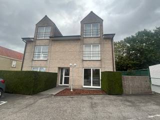 <p>Gezellig één slaapkamer appartement in Waregem te huur</p>
<p> </p>
<p>Het appartement heeft een woonkamer met veel lichtinval en die toegang heeft tot het terras, keukenhoek, badkamer met douche, toilet, berging en één slaapkamer.</p>
<p>Privatief terras en carport</p>
<p> </p>
<p>Troeven</p>
<ul><li>energiezuinig</li><li>terras en carport</li><li>volledig herschilderd</li></ul>
<p> </p>