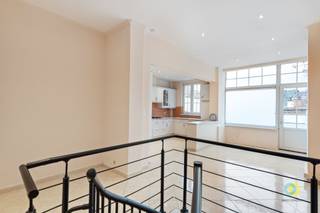 <p><span>Dit appartement is ideaal gelegen in het centrum van Vilvoorde, op wandelafstand van het station en met een uitstekende bereikbaarheid.  Het appartement beslaat het gelijkvloers van een kleinschalig gebouw met slechts drie units, zonder gemeenschappelijke lasten — een belangrijke meerwaarde voor zowel eigen bewoning als investering. In 2025 werd het appartement grondig gerenoveerd en het combineert vandaag een centrale ligging met hedendaags wooncomfort. Bovendien is het volledig conform de geldende wooncode en beschikt het over een gunstig EPC-attest (label B), wat garant staat voor een energiezuinige en zorgeloze investering. De indeling omvat een lichtrijke leefruimte met open keuken van in totaal 42,5 m², die uitkijkt op en toegang geeft tot de ruime buitenruimte met een terras van 60 m² en een tuin van 24 m² — ideaal om te genieten van zomerse barbecues of voor wie een huisdier heeft. Op het gelijkvloers bevindt zich tevens de eerste slaapkamer van 14,5 m². Vanuit de leefruimte leidt een inpandige trap naar de badkamer en een bureau. Op het entresol bevindt zich een tweede kamer die dienst kan doen als gastenkamer of bureau, gescheiden door de gemeenschappelijke trap. Daarnaast beschikt het appartement over een praktische polyvalente ruimte op de -1 verdieping van 54 m². Deze ruimte is momenteel opgedeeld in verschillende bergingen, maar kan volledig heringericht worden volgens eigen wensen en behoeften. Extra troef is de gemeenschappelijke fietsenberging.<br /><br /></span></p><p><span> </span></p><p><span> </span></p>