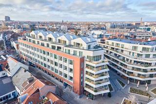 <span><span><strong>Geniet van 6% btw, ook interessant voor investeerders! Informeer naar de voorwaarden.</strong><br /><br />De Bonnefant, Wonen in het midden van de stad en toch omgeven door groen. Een iconisch gebouw op een centrale en culturele locatie waar er ruimte is voor luxe, een onvergetelijke woonervaring of zorgeloos wonen in een assistentiewoning. <br /><br />Tussen de gebouwen van De Bonnefant is een <strong>groene doorsteek</strong> gecreëerd die de Demerstraat rechtstreeks verbindt met het begijnhof. Gezellig vertoeven in één van de twee gemeenschappelijke binnentuinen of liever een barbecue met de buren? Bovendien hebben de terrassen geïntegreerde plantenbakken die zijn uitgerust met een automatisch beregeningssysteem. Een extra groene beleving is verzekerd.<br /><br />Het bestaande RTT-gebouw is volledig gerenoveerd met het behoud van de Hasseltse authenticiteit en verder uitgebreid met energiezuinige nieuwbouw. Parkeren in het centrum is geen evidentie maar toekomstige bewoners van De Bonnefant kunnen parkeren in de ruime ondergrondse parkeerplaats. Je kan ook je fiets kwijt in de fietsenstalling. <br /><br /></span></span>
<p><strong>ASSISTENTIEWONINGEN<br /></strong>Centraal gelegen of rust en persoonlijk comfort? In deze assistentiewoningen hoef je niet te kiezen. 1 of 2 slaapkamers, compact maar alle moderne comfort. Wonen zonder zorgen! Geniet van een uitgebreid pakket aan services en diensten van <strong>erkende zorgpartner</strong> <strong>Begralim</strong>. Zo staat er dag en nacht een <strong>hulpverlener</strong> klaar via een oproepsysteem en kan je een keer per week terecht bij de <strong>woningassistent</strong> voor al je zorgen. Je krijgt bovendien voorrang om te verhuizen naar het Hasseltse woon-en zorgcentrum Sint-Elisabeth. En dit alles voor een<strong> lage vaste dagprijs</strong><strong> van 3€</strong>.</p>
<p><strong>Investeren zonder zorgen</strong></p>
<p>Als investeerder hoef je je geen zorgen te maken over de uitbating van de assistentiewoningen. Die gebeurt door Begralim, een gekende naam in Hasselt. Indien gewenst, neemt Begralim de verhuring voor haar rekening. Later zelf nood aan een assistentiewoning? Dan ben jij natuurlijk verzekerd van een comfortabele assistentiewoning in De Bonnefant.</p>
<p>GENIET NU VAN <strong>6% btw</strong> (onder voorwaarden)</p>
<p>Enkele voordelen op een rijtje:<br />-slechts 12% btw op constructiewaarde (of *6% indien u als koper in aanmerking komt)<br />-vrijgesteld van onroerende voorheffing<br />-onmiddellijk bewoonbaar<br />-verhuur en dienstverlening via Begralim (https://begralim.be/)<br /><br /></p>
<span><strong>ASSISTENTIEWONING A2 AS 02</strong> - verdiep 2<br />- bewoonbare oppervlakte: 63,70 m²<br />- oppervlakte terras: 12,85 m²<br />- leefruimte met open keuken<br />- terras met zicht op de gezellige verkeersvrije Bonnefantensteeg<br />- slaapkamer met ensuite-badkamer<br />- berging<br /><br />Vermelde prijs is exclusief ondergrondse parkeerplaats en exclusief registratie, btw en notariskosten.<br /><br />Alle assistentiewoningen werden intussen volledig afgewerkt en zijn <strong>onmiddellijk bewoonbaar.<br /><br /></strong>Wij ontzorgen je ook voor <strong>de verkoop</strong> van je <strong>huidige woning</strong>! Voor meer uitleg helpen we je graag verder.</span>