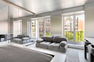 Op zoek naar een stijlvolle en instapklare studio op een toplocatie in Kortrijk? Bekijk dan zeker deze studio op het Overbekeplein! <br /><br />Dankzij de centrale ligging bevinden winkels, horeca en openbaar vervoer zich op wandelafstand.<br /><br />Deze volledig gerenoveerde studio combineert rust, comfort en een centrale ligging, pal in het hart van Kortrijk.<br /><br />Deze studio van 45m² is slim ontworpen om ruimte en comfort te maximaliseren en beschikt over:<br />• Een volledig uitgeruste keuken<br />• Ingebouwde kasten en slimme opbergruimte<br />• Vloerverwarming voor maximaal wooncomfort<br />• Een moderne, kwalitatieve inrichting<br />• Aanwezigheid van bad en douche <br /><br />De studio wordt volledig bemeubeld aangeboden en beschikt over dimverlichting. <br /><br />Deze studio is ideaal voor jonge professionals, studenten of investeerders!<br /><br />Wenst u meer info over deze woning of wenst u een bezoek ter plaatse? Contacteer Alissia Dewitte (0472 18 64 21 - alissia.dewitte@dewaele.com)<br /><br /><br />Bestuursmaatregelen in het maatregelenregister: nee