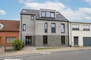 De wijk 't Gaverke is één van de meest complete buurten van Waregem. De wijk is zeer toegankelijk gelegen, zowel met de eigen wagen als het openbaar vervoer, met het busknooppunt en station op wandelafstand. Er zijn tal van scholen en handelszaken. Parkeren is overal gratis en er is een grote parking rond de kerk. <br /><br />Functionele indeling: ruime living, met open keuken en grote berging, apart toilet, badkamer en 2 slaapkamers. <br />De grote raampartijen en het zuidgericht terras zorgen voor maximale lichtinval en buitenbeleving. Achteraan de tuin van maar liefst 66m² is er een uitweg met praktische carport (21500€). <br /><br />De betaalbare appartement genieten tevens van de 6% btw gunstregel. <br /><br />De wooneenheden zijn allemaal opgetrokken uit kwaliteitsmaterialen, supergeïsoleerd en voorzien van de laatste technieken: zonnepanelen, warmtepomp met vloerverwarming. EPC A.<br /><br />Oplevering voorzien deze zomer, binnenkort meer foto's per fase van afwerking. <br />Voor meer info, spring binnen bij ons op kantoor op 100 meter van dit prachtige project of mail naar kristoff@immoroba.be voor meer info!