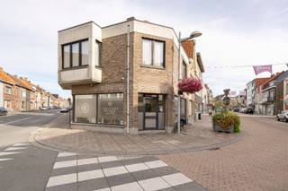 TOPLOCATIE MET MAXIMALE VISIBILITEIT IN HARTJE TIELT! Gelegen in de Kortrijkstraat 137, pal in het centrum van Tielt en op wandelafstand van winkels, bakkers, slagers, scholen, het station en diverse andere voorzieningen. Deze veelzijdige eigendom combineert twee afzonderlijke handelspanden met een woongelegenheid, garage en gezellige stadstuin en vormt hierdoor een bijzonder interessante opportuniteit voor zowel de investeerder als de zelfstandige.<br /><br />PLUSPUNTEN:<br />* TOPLOCATIE MET UITSTEKENDE VISIBILITEIT IN HET CENTRUM VAN TIELT<br />* 2 HANDELSPANDEN + WOONST + GARAGE + STADSTUIN<br />* RAMEN MET HOOGRENDEMENTSGLAS (2021)<br />* DAKISOLATIE (2021)<br />* GEÏSOLEERDE AUTOMATISCHE GARAGEPOORT (2021)<br />* APARTE TELLERS VOOR GAS, WATER EN ELEKTRICITEIT<br />* VLOTTE PARKEERMOGELIJKHEID<br /><br />INTERIEUR<br />HANDELSPAND 1 is momenteel ingericht als reisbureau en beschikt over een ruime en lichtrijke winkelruimte van 53 m², aangevuld met een apart toilet, technische ruimte en keukenruimte.<br /><br />HANDELSPAND 2 is toegankelijk via de Sint-Michielstraat en is momenteel ingericht als kapsalon. De commerciële ruimte heeft een oppervlakte van 35 m² en beschikt over een afzonderlijk gastentoilet. Via een aparte inkom is er toegang tot de bovenliggende woongelegenheid.<br /><br />Het WOONGEDEELTE op de eerste verdieping omvat een inkomhal met aansluitend een ruime leefruimte van 31,50 m², afgewerkt met parket. Aansluitend bevindt zich de halfopen ingerichte keuken van 6 m², voorzien van een kookplaat, dampkap, oven, spoelbak en koelkast.<br /><br />Via de nachthal bereikt u de twee slaapkamers van respectievelijk 12,50 m² en 11,50 m², het afzonderlijke toilet en de badkamer met lavabo, ligbad en aansluitingen voor wasmachine en droogkast. Daarnaast beschikt de woonst over een praktische zolderruimte, bereikbaar via een vouwtrap. De zolder werd in 2021 volledig geïsoleerd.<br /><br />EXTERIEUR<br />Achteraan de eigendom bevindt zich een garage van 16 m², voorzien van een vernieuwde, geïsoleerde en automatische garagepoort. Vanuit de garage is er rechtstreeks toegang tot de gezellige stadstuin van ca. 65 m², een bijzonder aangename buitenruimte midden in het centrum.<br /><br />Een veelzijdige investering op een absolute toplocatie, ideaal voor wie commerciële ruimtes wil combineren met een woongelegenheid en een private buitenruimte.<br /><br />EPC WOONGEDEELTE = LABEL C<br />EPC HANDELSPAND 1 = LABEL B<br />EPC HANDELSPAND 2 = LABEL E