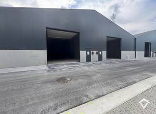 Op zoek naar een slimme investering of een nieuwe locatie voor je onderneming? <br />Ontdek deze gloednieuwe KMO-units in Werken (Kortemark), strategisch gelegen in een rustige en toegankelijke omgeving met vlotte verbindingen. <br /><br />Eigenschappen van de units:<br />• Geschikt voor opslag, atelier, productie of kleinhandel<br />• Ruime toegangspoorten <br />• 3 staanplaatsen inbegrepen <br />• Voorzien van nutsleidingen <br />• Moderne en energiezuinige constructie – ideaal voor ondernemers die duurzaam willen werken of investeren.<br />• op een toplocatie in de driehoek Diksmuide—Torhout—Roeselare<br />• Centraal in West-Vlaanderen voor optimale bereikbaarheid<br /><br /> Gelegen op een kleinschalig bedrijvenpark met professionele uitstraling.<br /> Ideaal voor zelfstandigen, kleine ondernemingen of investeerders.<br /><br />Grondwaarde € 73.960 - Constructiewaarde € 295.838, excl. kosten en BTW. <br /><br /> Interesse of meer info? Neem vandaag nog contact met ons op en ontdek de mogelijkheden!