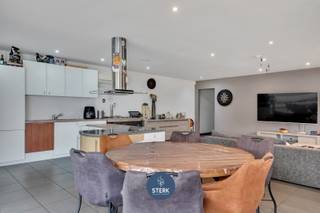 VEELZIJDIG INDUSTRIEPAND MET INSTAPKLAAR APPARTEMENT TE MAASMECHELEN !We vinden dit industriepand met appartement terug op een perceel van 26a 41ca...