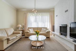 Voor meer info en foto’s, surf naar www.swevers.be – Deze te renoveren gezinswoning in Diepenbeek biedt een degelijke basis, een centrale ligging...