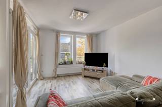 <p><span>Dit praktisch gerenoveerd duplexappartement combineert ruimte, comfort en een flexibele indeling. </span></p><p><span>Gelegen op de tweede verdieping vinden we een ruime woonkamer van ca. 28 m² met toegang tot het overdekte terras en een gesloten keuken van ca. 16 m². Dankzij de aanwezige aansluitingen kan de keuken eenvoudig worden omgevormd tot een open keuken. De huidige keuken geeft toegang tot een ruime berging van ca. 6m². Verder beschikt deze verdieping over een apart toilet.</span></p><p><span>Op de derde verdieping bevinden zich twee ruime slaapkamers van ca. 16 m² en een ruime badkamer van ca. 8 m² met douche, wastafel en toilet.</span></p><p><span>Dankzij de verschillende indelingsmogelijkheden is deze duplex bijzonder geschikt voor gezinnen.</span></p><h3><span>Troeven</span></h3><ul><li><span>Recent vernieuwd in 2020</span></li><li><span>EPB label B of 102 kWh/m²/jaar (UC:71034-G-2018/004/EP06520:A001/D01/SD003)</span></li><li><span>Overdekt terras </span></li><li><span>Gelegen in het centrum van Leopoldsburg met handel, scholen en verbindingen op wandelafstand</span></li><li><span>ook een idéale investering om te verhuren</span></li></ul><p><span>Een ruime en veelzijdige duplex met tal van mogelijkheden. Zeker een bezoek waard! Voor meer info bel naar 011 199 991 of per e-mail info@janssenenjanssen.be</span></p><p><span>De vermelde oppervlaktes zijn indicatief. De stedenbouwkundige informatie is gebaseerd op de beschikbare inlichtingen.</span></p>